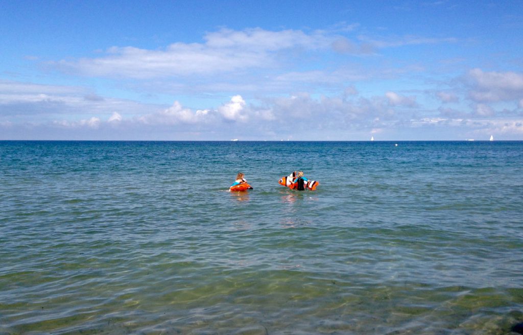 Kinder in der Ostsee in Rerik
