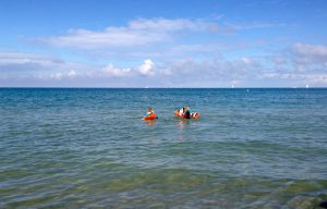 Kinder in der Ostsee in Rerik