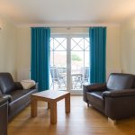 Ledersofa und Sessel in der Wohnung 17 der Residenz Leuchtturm